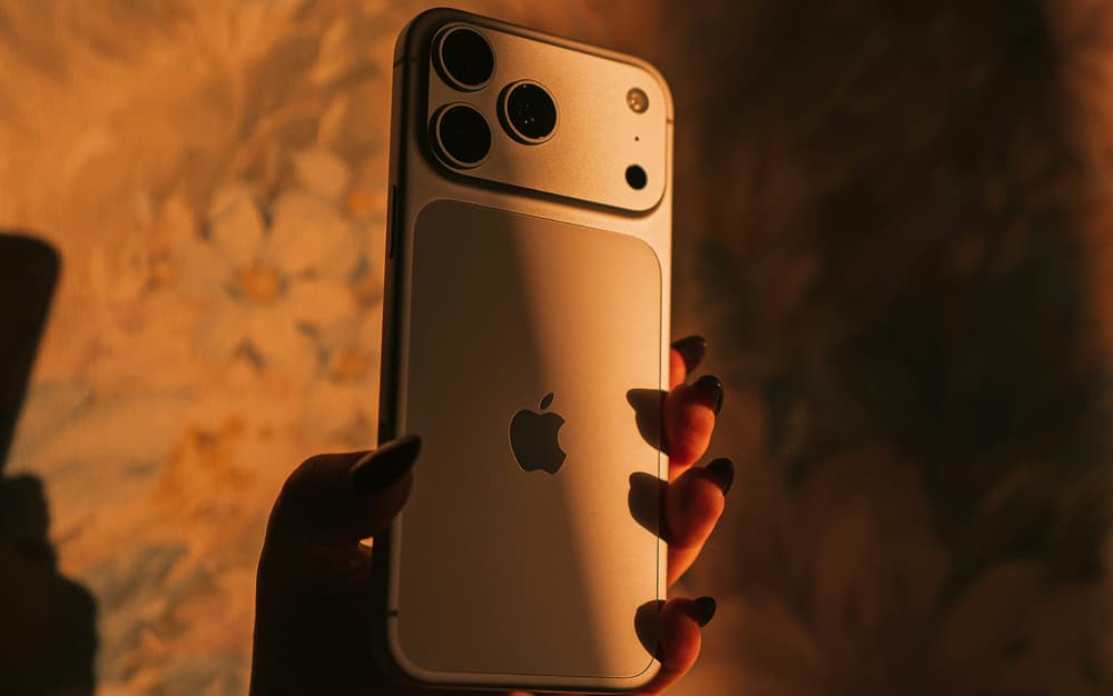 Une femme tient un iPhone dans sa main