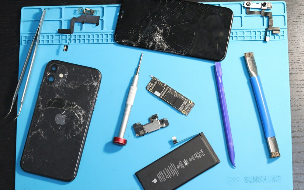 Reparatur von Handy mit Werkzeug