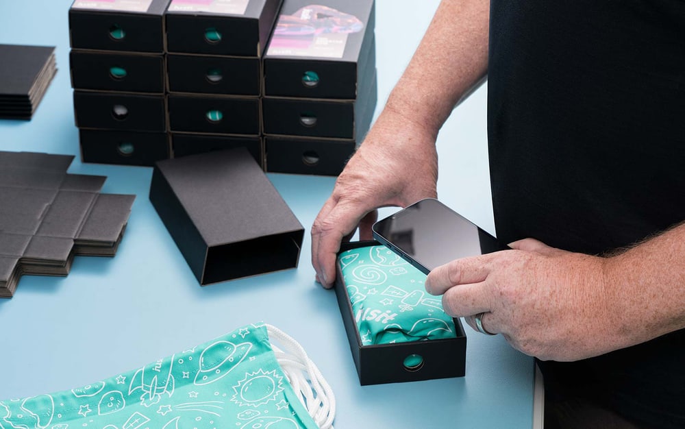 Gebrauchtes Handy wird verpackt