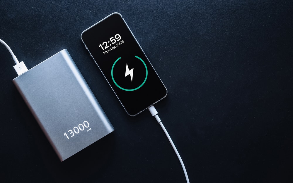 iPhone mit Powerbank am laden