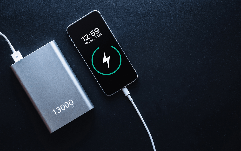 iPhone mit Powerbank am laden