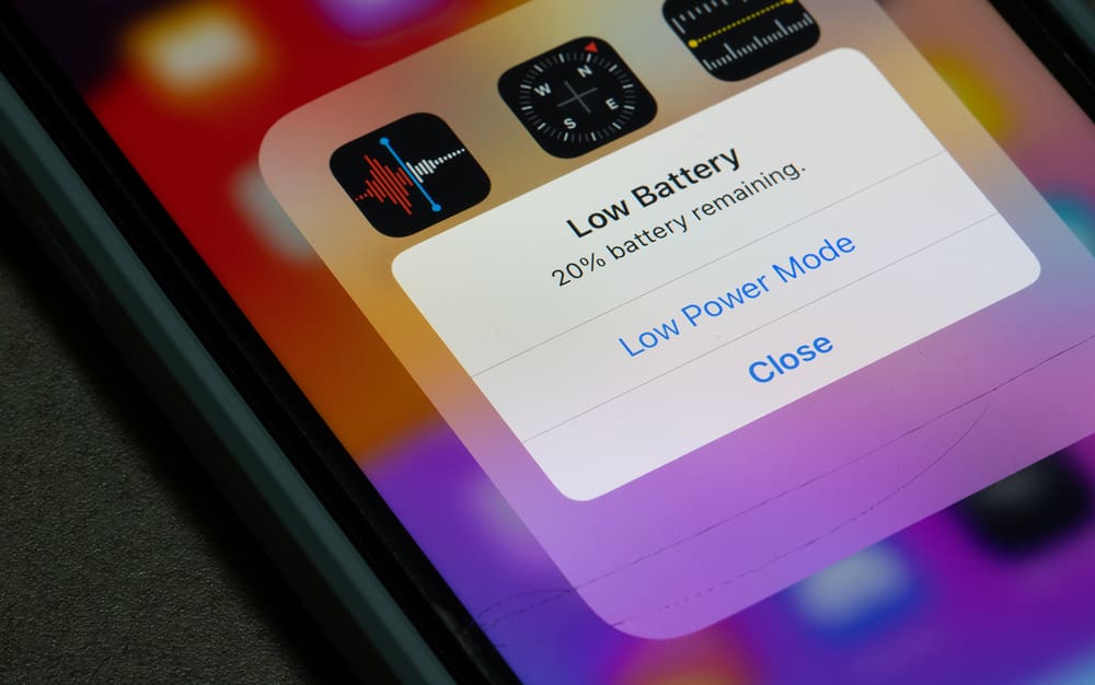 iPhone avec une notification push indiquant que le mode économie d'énergie peut être activé