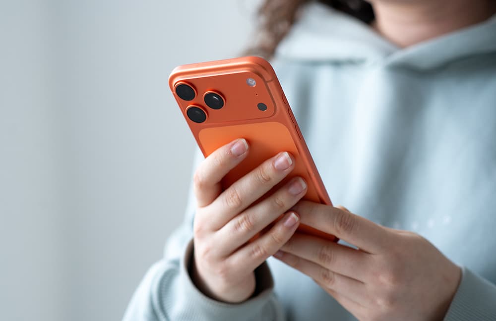 Eine Person bedient ein Smartphone mit Touchscreen