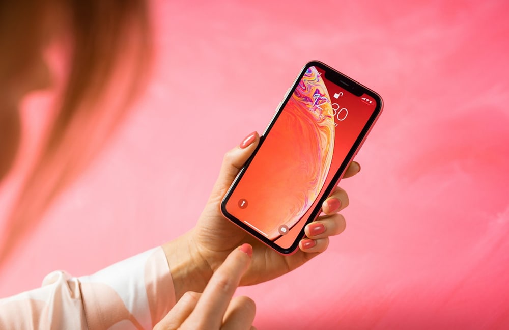 Frau hält ein iPhone