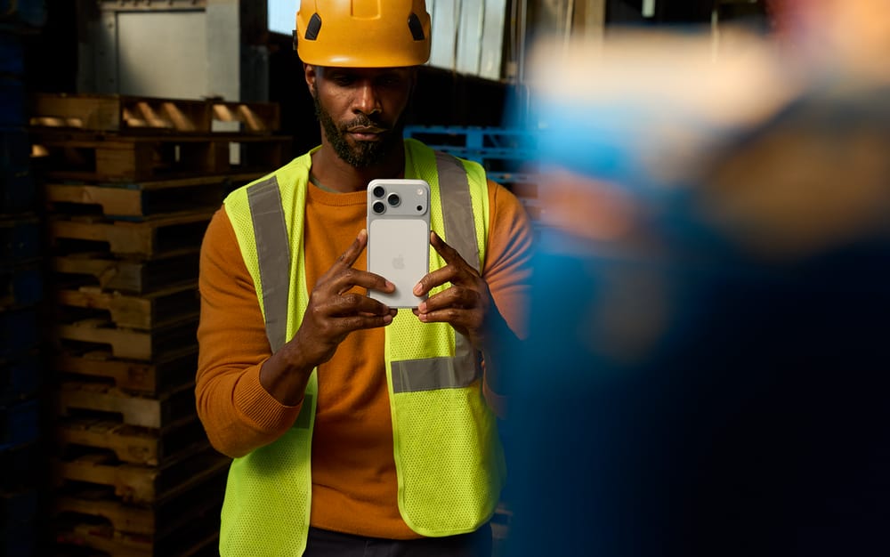 Un ouvrier du bâtiment prend une photo avec le nouvel iPhone 17 Pro Max