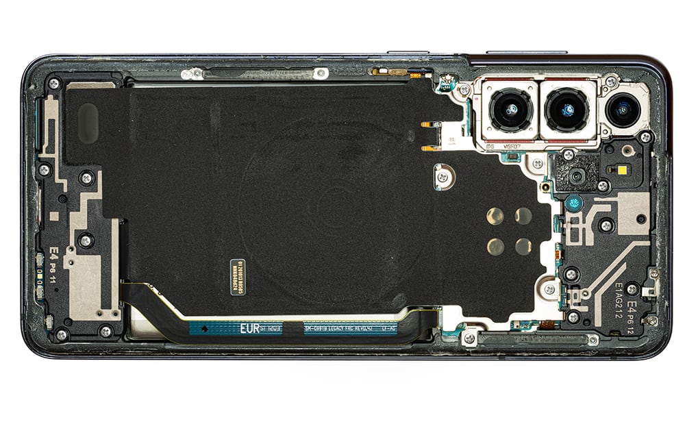 Smartphone (Samsung Galaxy S-Serie) mit geöffneter Rückseite