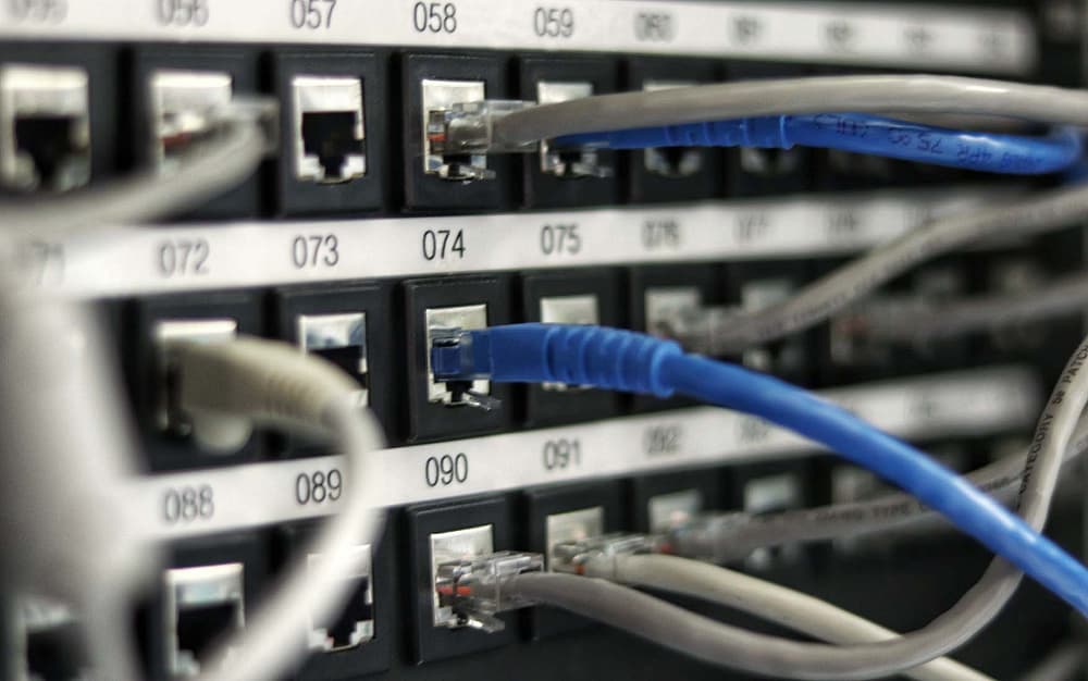 Server mit Ethernet-Kabel