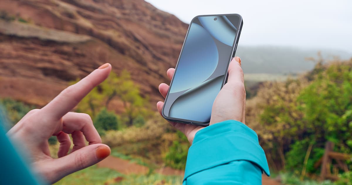 Google Pixel 10 in mano