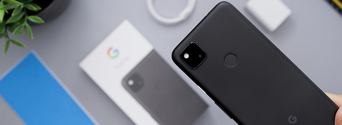 Téléphone mobile Google Android dans la main