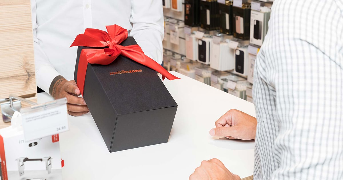 Coffret cadeau avec nœud dans le magasin