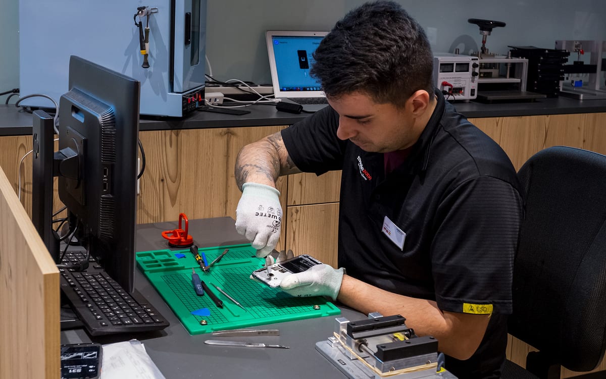 Handy Reparatur Techniker in der mobilezone Werkstatt