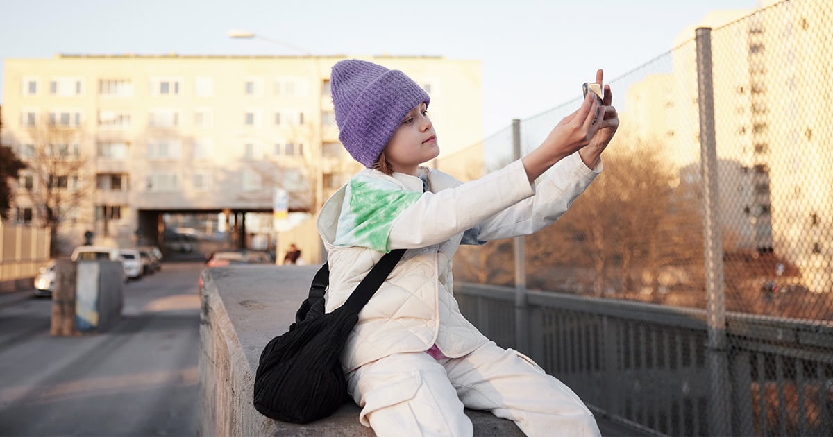 Kind mit Handy - Selfie