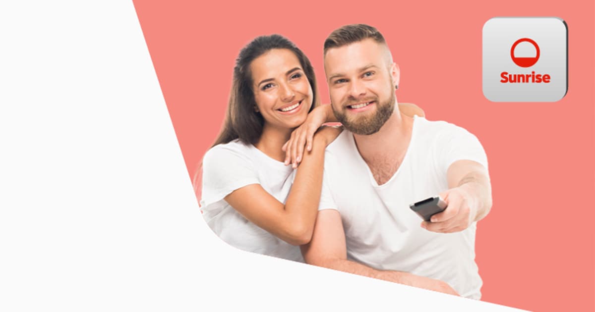 Uomo e donna fanno zapping all'apparecchio TV