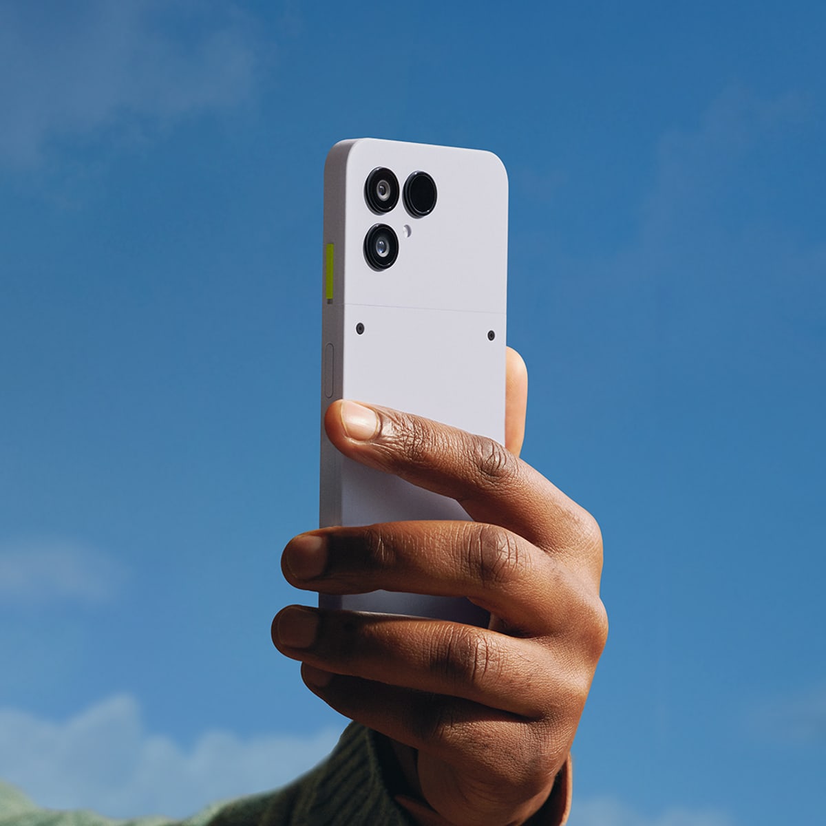 Le Fairphone 6 dans la main