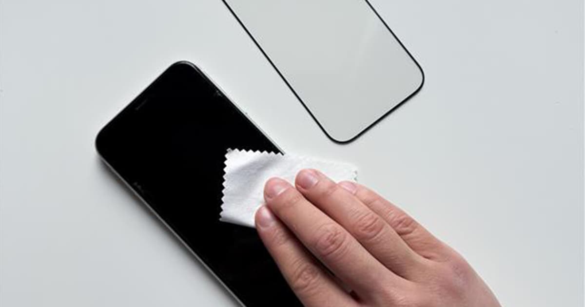 Handydisplay putzen für Schutzfolie