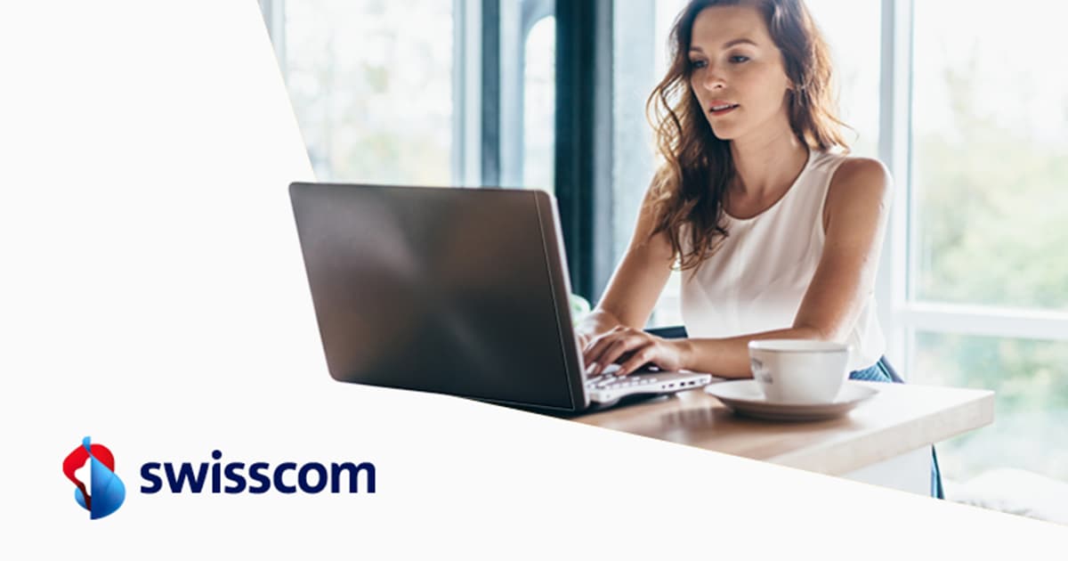 Donna davanti a un computer portatile con Swisscom