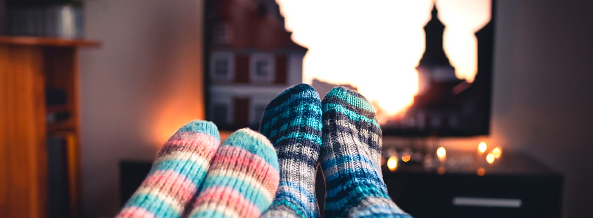 Kuschelige Socken vor dem TV