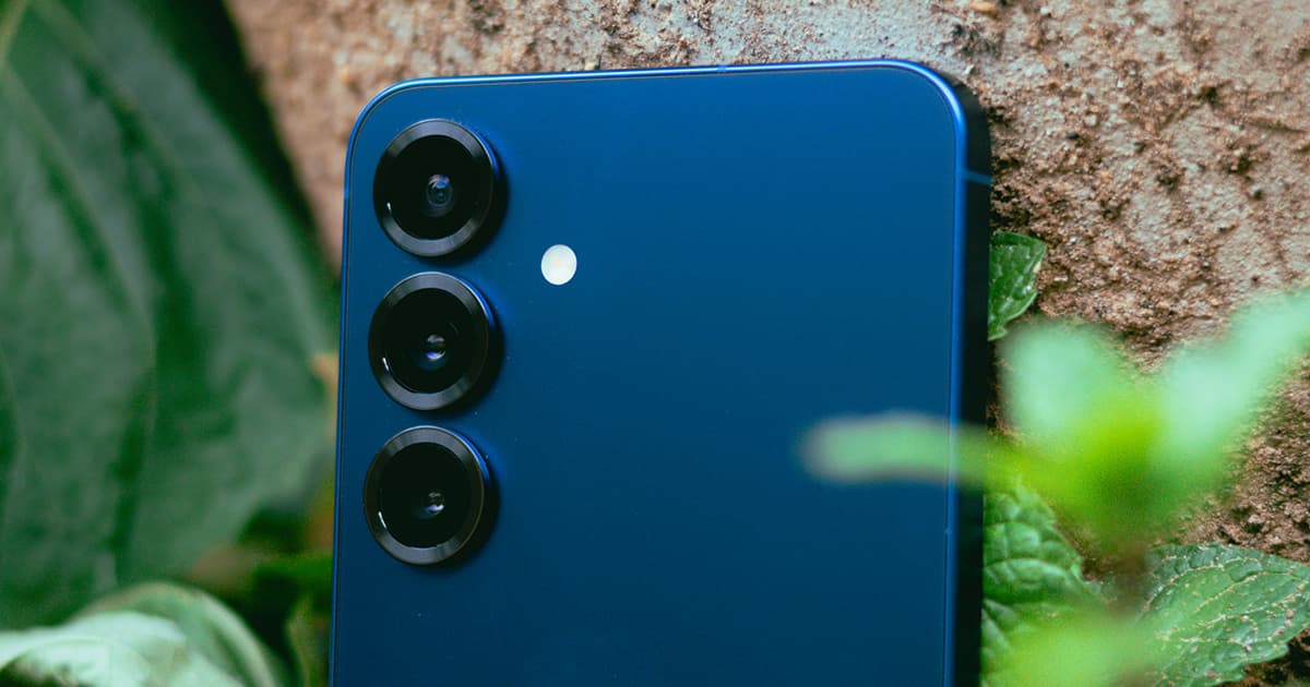 Samsung Galaxy S25 in grün in der Handy