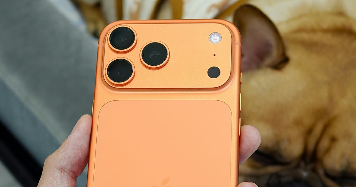 iPhone 17 Pro arancione in mano