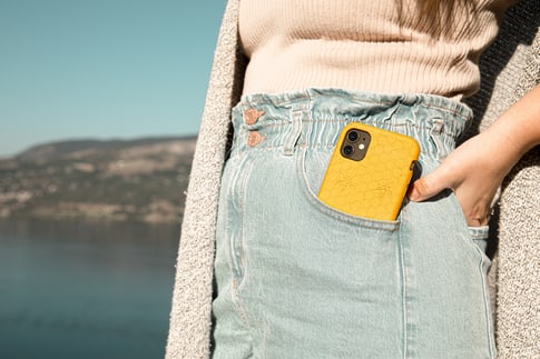 iPhone 12/12 Pro Eco-Friendly Cover Honey Bee Yellow