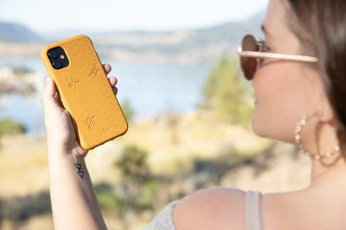 iPhone 12/12 Pro Eco-Friendly Cover Honey Bee Yellow